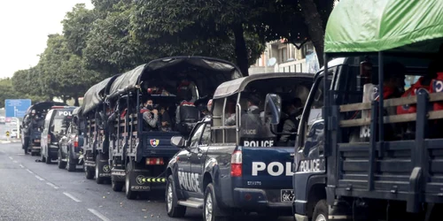 Vehicule ale poliţiei din Myanmar FOTO EPA-EFE