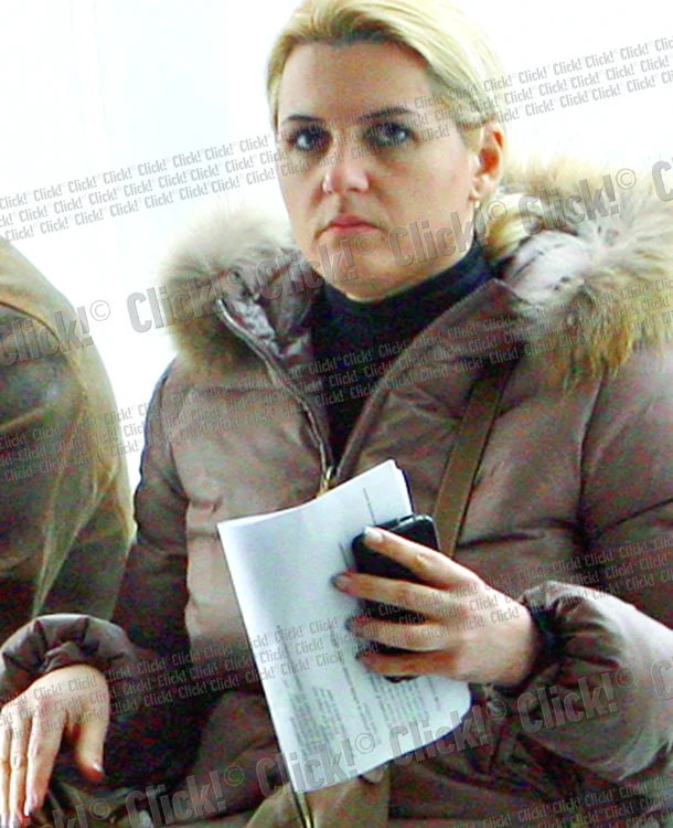 Fosta soţie a miliardarului Uzunov a venit cu actele din care reiese că are dreptul să intre în vilă