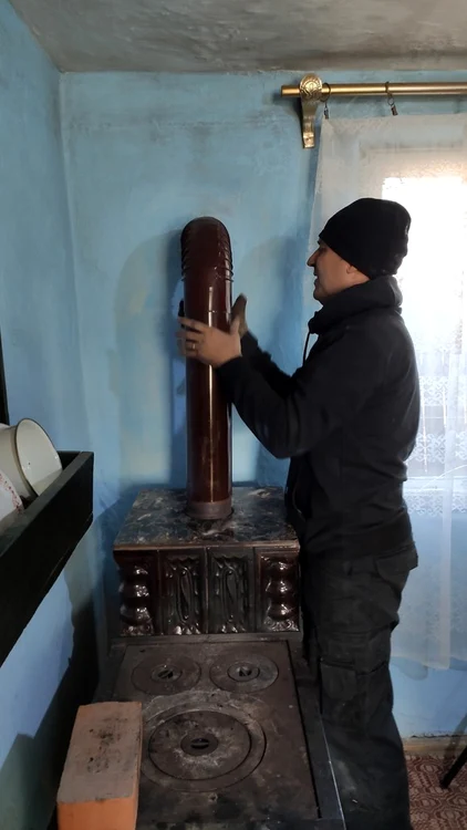 Coșarul a verificat sobele și a curățat hornurile