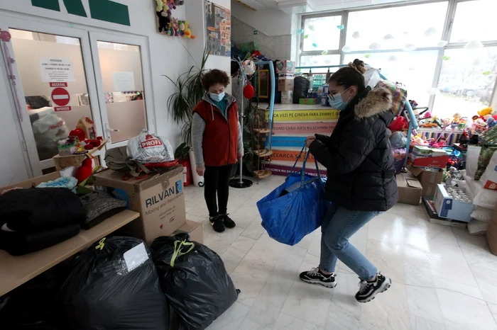 Bucureștenii aduc non-stop donații pentru refugiații din Ucraina. Foto: Sever Gheorghe