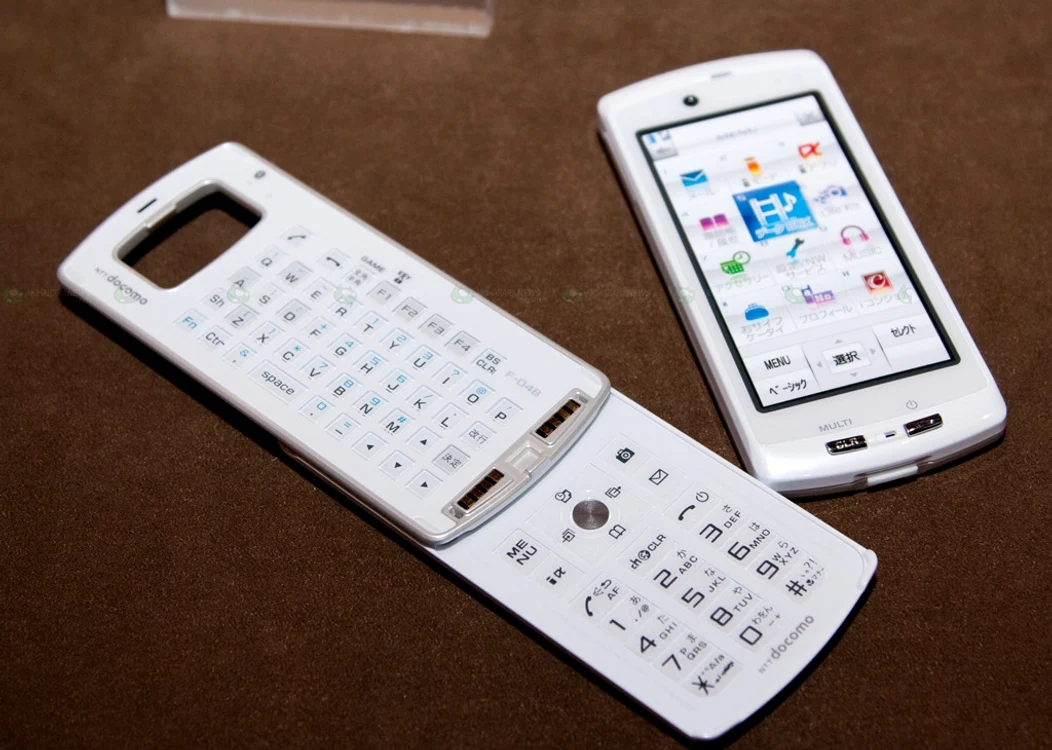 
    Telefonul F-04B, lansat de Fujitsu în Japonia  