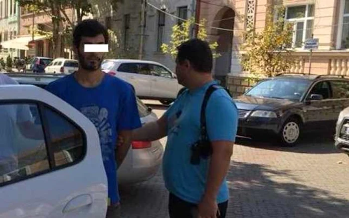 Tânărul a fost reţinut de poliţişti.
