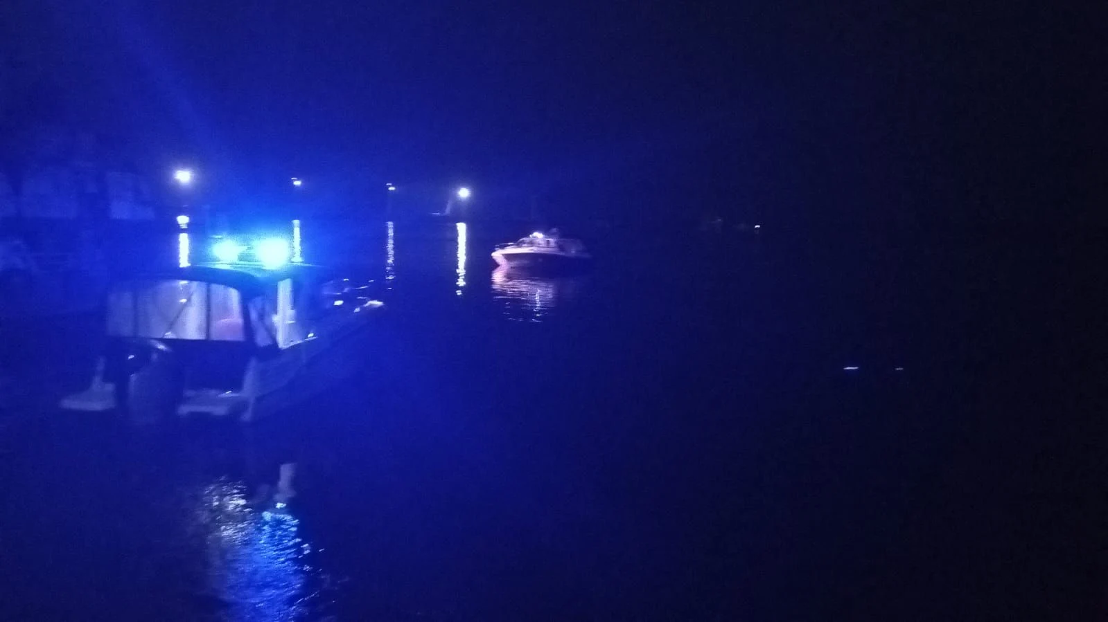 Accident naval în municipiul Galați. O ambarcațiune în care se aflau trei persoane a lovit o barjă. Una din victime este inconștientă