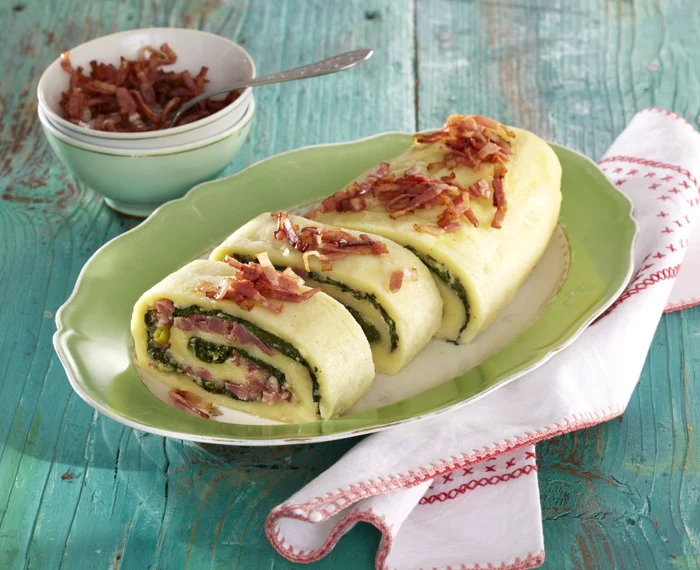 
    Ruladă de cartofi cu spanac  