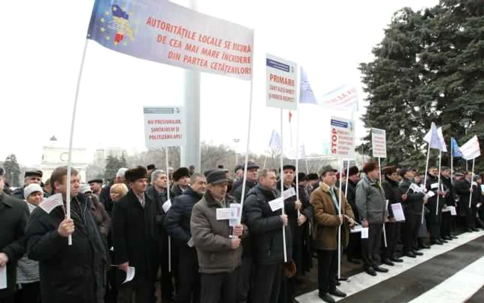 Pe 1 februarie, câteva sute de primari au protestat în faţa Guvernului FOTO Tudor Iovu