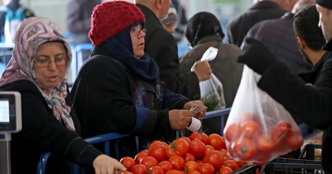 Unul dintre standurile de legume si fructe instalate de municipalitate in Istanbul FOTO EPA-EFE