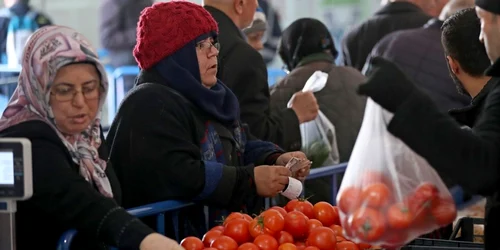 Turci cumpara legume de la un stand al municipalitatii FOTO EPA-EFE