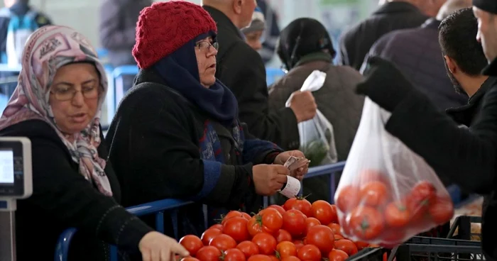 Unul dintre standurile de legume si fructe instalate de municipalitate in Istanbul FOTO EPA-EFE