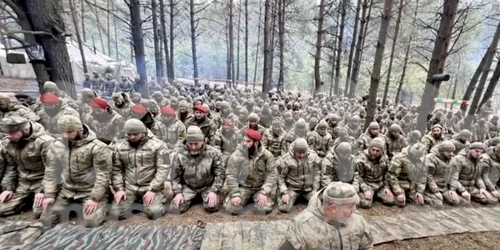 Militari ceceni rugandu-se FOTO Captura