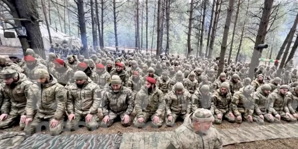 Militari ceceni rugandu-se FOTO Captura