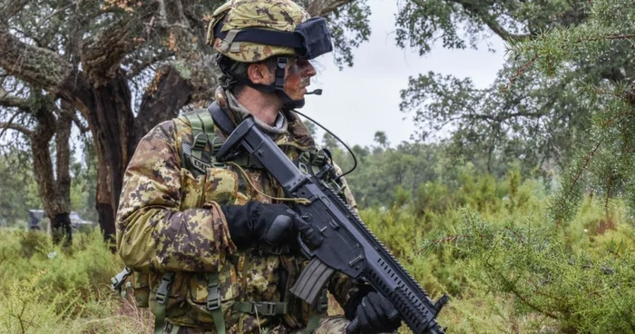 Soldat și armă de asalt Beretta FOTO beretta.com