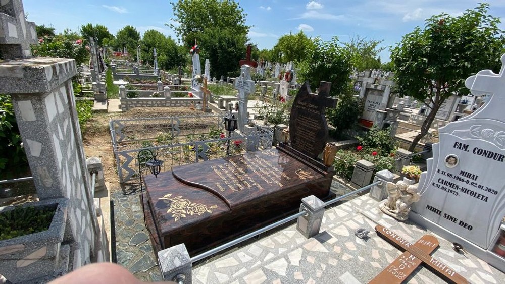 Un bărbat din Suceava a dezgropat un mort pentru că i-a apărut în vis. Răposatul i-ar fi transmis că este încă în viață
