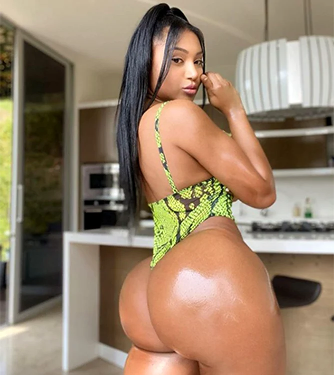 Olivia Blanco şi-a dat demisia de la birou şi a început să-şi arate trupul pe bani