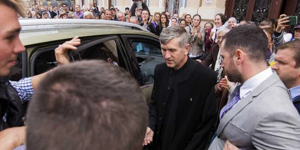 Enoriaşii lui Pomohaci îl susţin pe preot prin violenţă Asta propovăduieşte Sfânta Scriptură / FOTO Inquam Photos / Ovidiu Matiu / 19 sep 2017