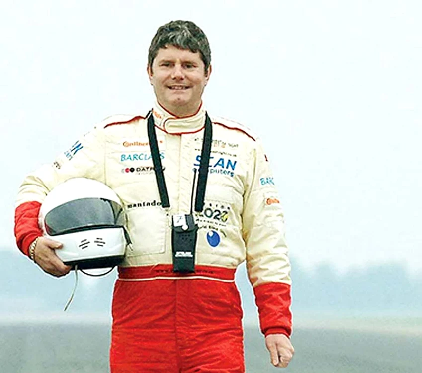 
    Mike Newman a fost ghidat prin cască de o echipă tehnică   