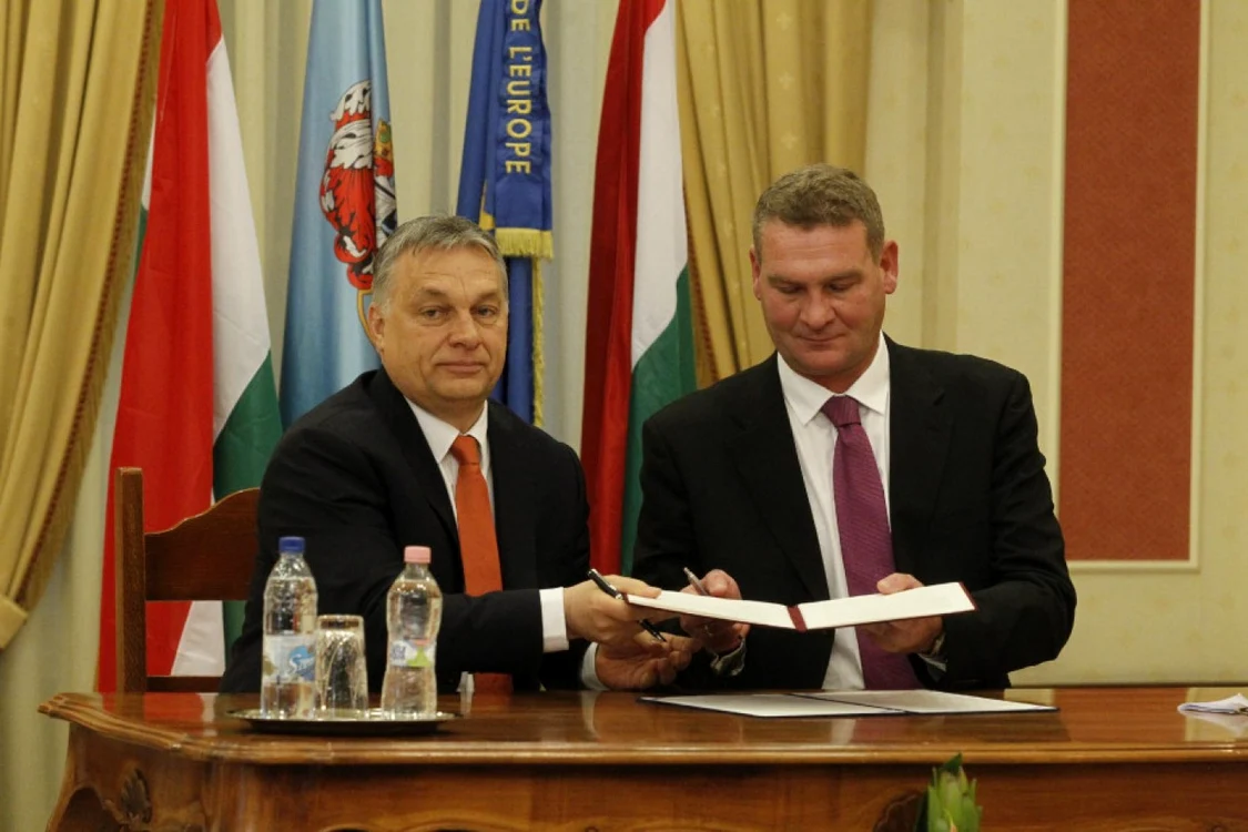 Laszlo Botka (dreapta), alături de Viktor Orban (stânga) FOTO Magyar Nemzet