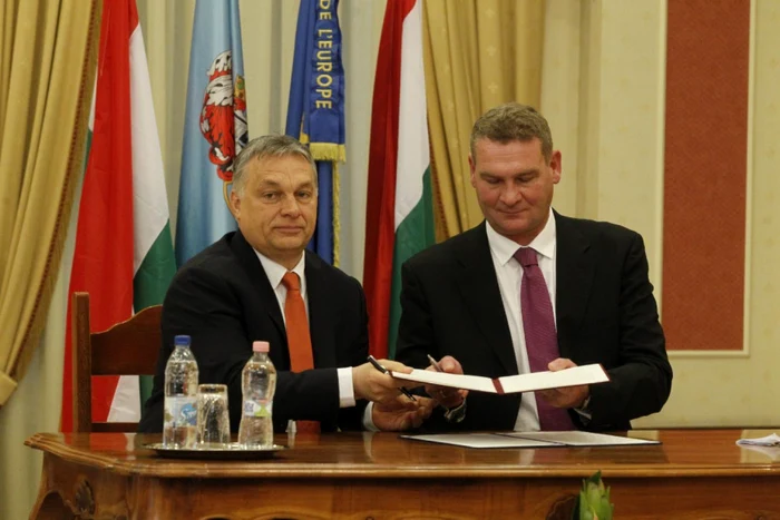 Laszlo Botka (dreapta), alături de Viktor Orban (stânga) FOTO Magyar Nemzet