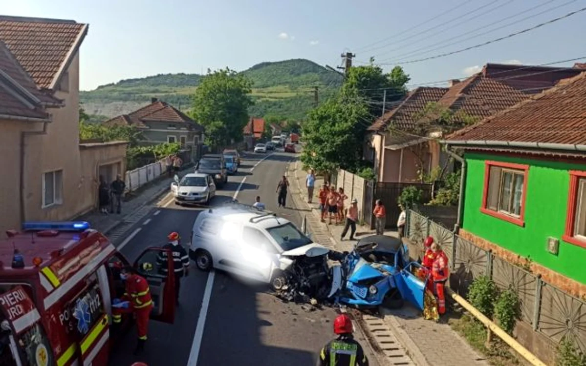 
    Accident grav în Hunedoara rezultat ]n urma unei depășiri riscante Sursă foto: ISU Hunedoara   