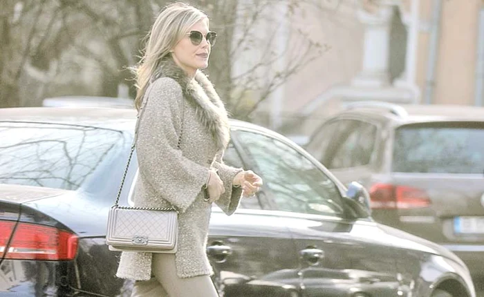 
    Fosta solistă a trupei Blondy  a fost surprinsă de fotoreporterii  Click! îmbrăcată la patru ace  