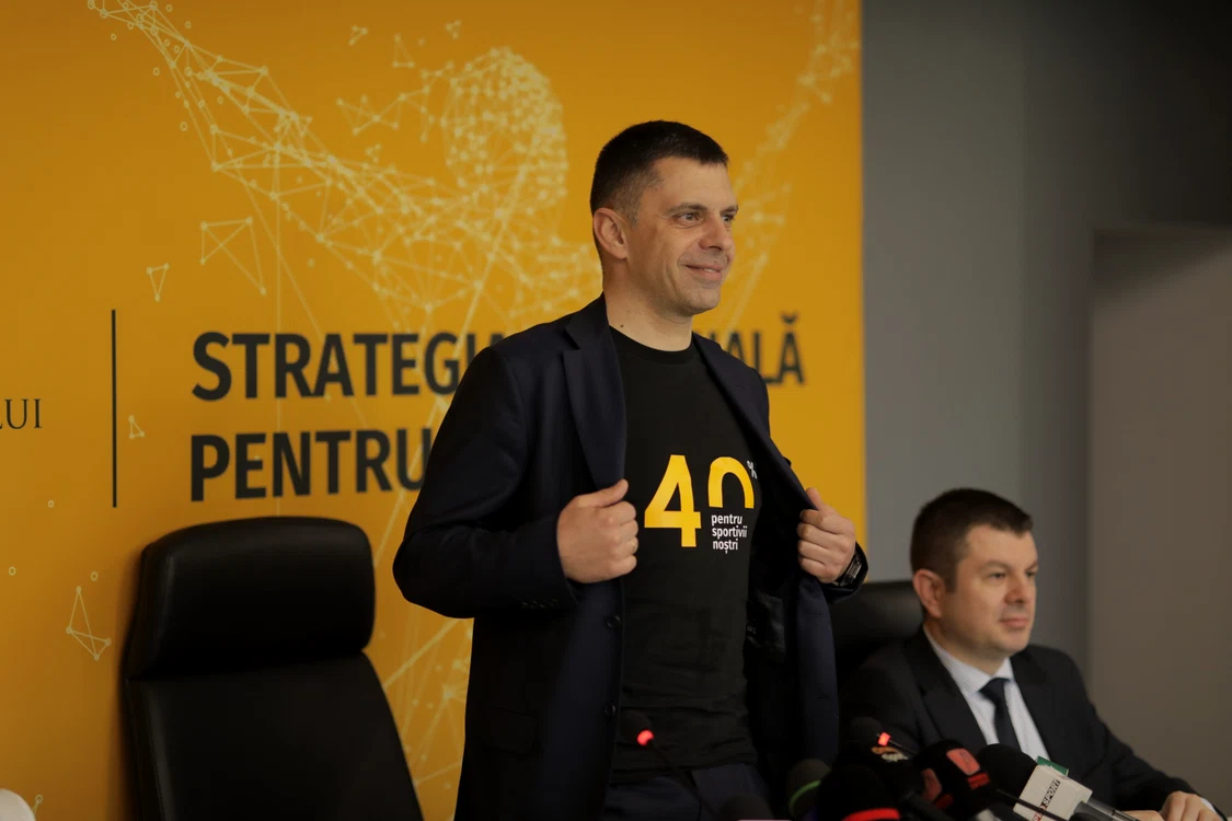 Eduard Novak a venit la conferință cu un tricou dedicat legii 40. FOTO: MTS