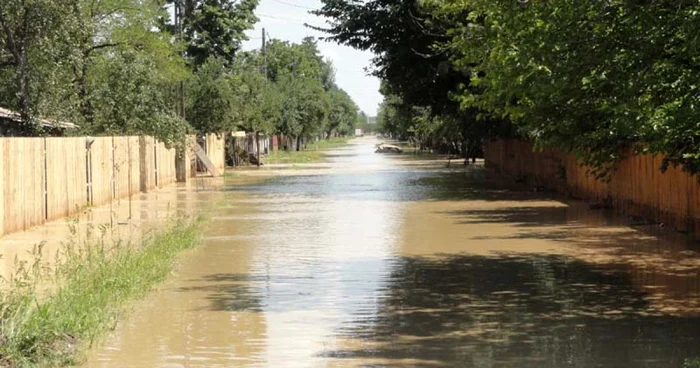 Localnicii din Icoana vor primit ajutoare de la pompierii ISU Olt (FOTO: Mugurel Manea)
