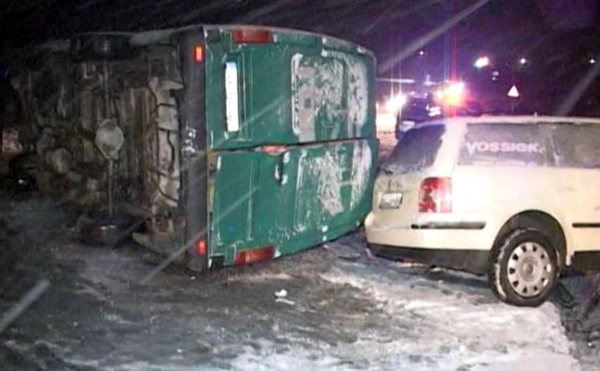 
    Trei persoane au ajuns la spital în urma accidentului din Suceava.  