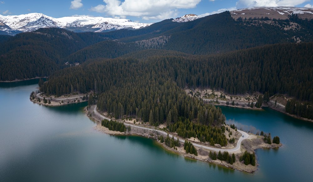 Marea din Bucegi. Lacul Bolboci, văzut din dronă, oferă o priveliște spectaculoasă VIDEO