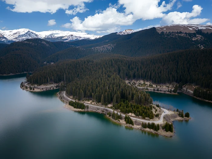 Lacul Bolbolci este supranumit „Marea din Bucegi”. FOTO Gabriel Bîrsan / Facebook