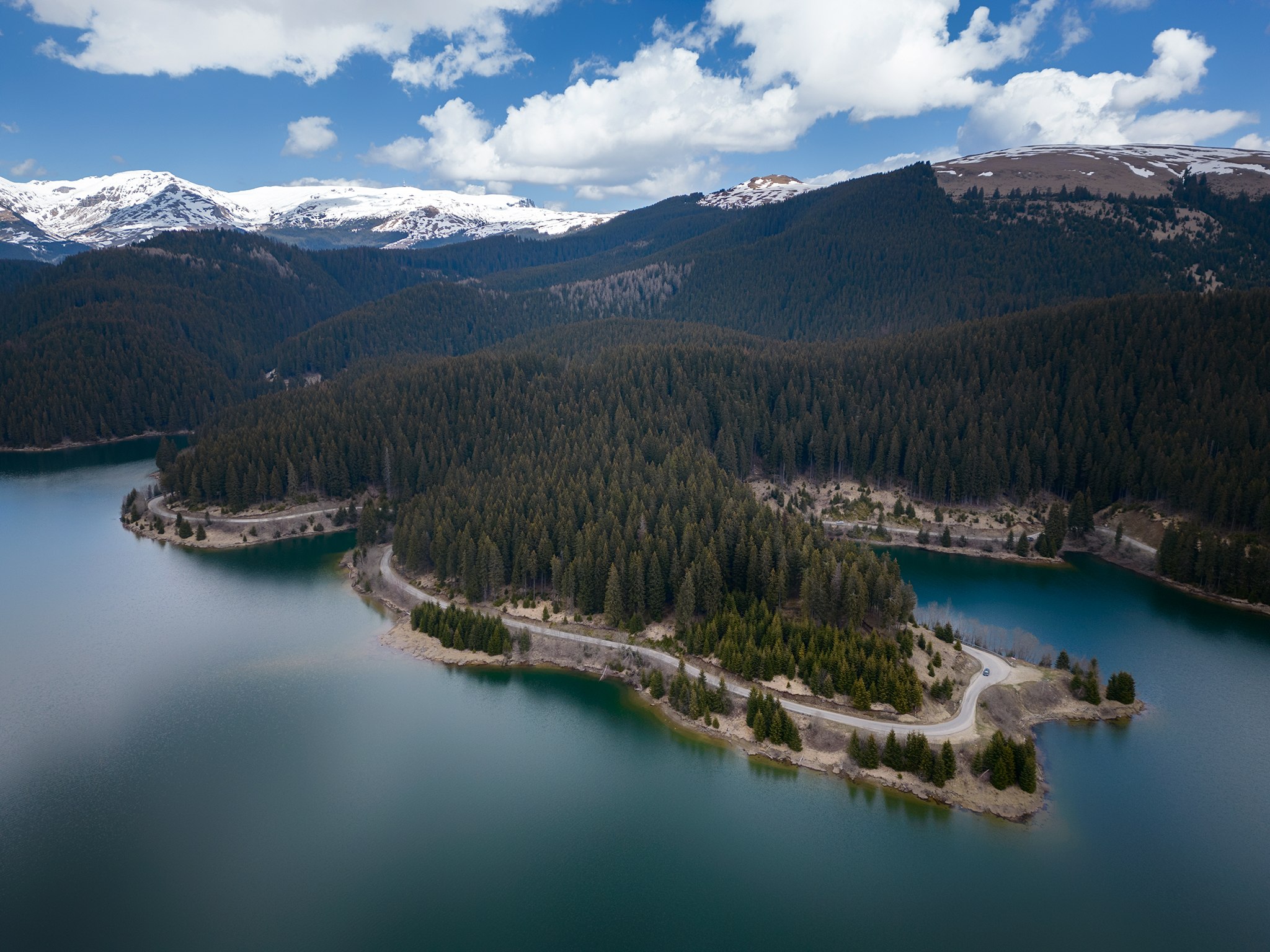 Priveliștea spectaculoasă a Lacului Bolboci din Bucegi, văzută de pe dronă, surprinsă într-un VIDEO.