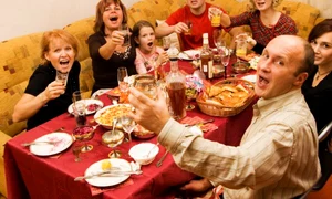 familie rude sarbatoare craciun paste revelion masa mancare ciocnit shutterstock 8277670 jpeg