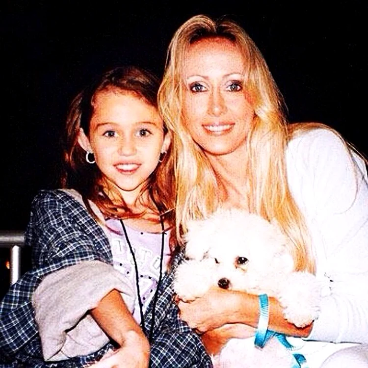 
    Miley Cyrus şi mama ei, Tish, fotografiate cu ani în urmă. (Foto: Facebook)  