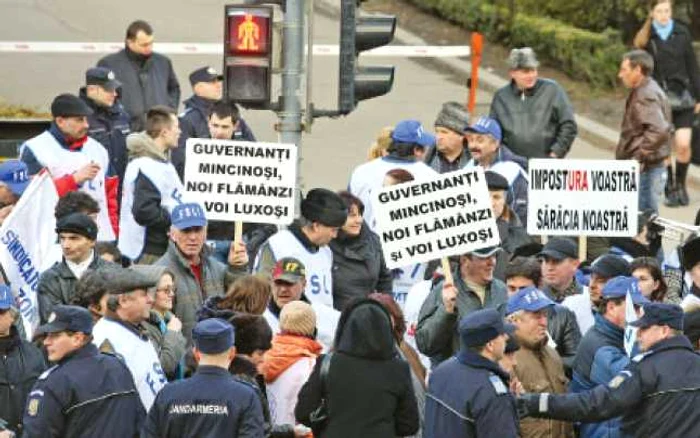 Profesorii din Târgu-Mureş pleacă la Bucureşti