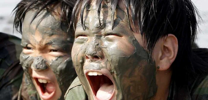 Tinerii sunt „încântaţi” să vină în taberele militare, spun oficialii sud-coreeni. FOTO: Reuters