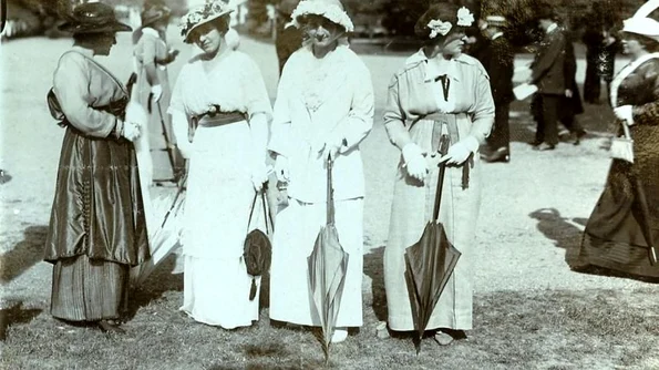 Șampanie, flori și gloanțe Frumoasa vară a anului 1914 când s a sfârșit o lume jpeg