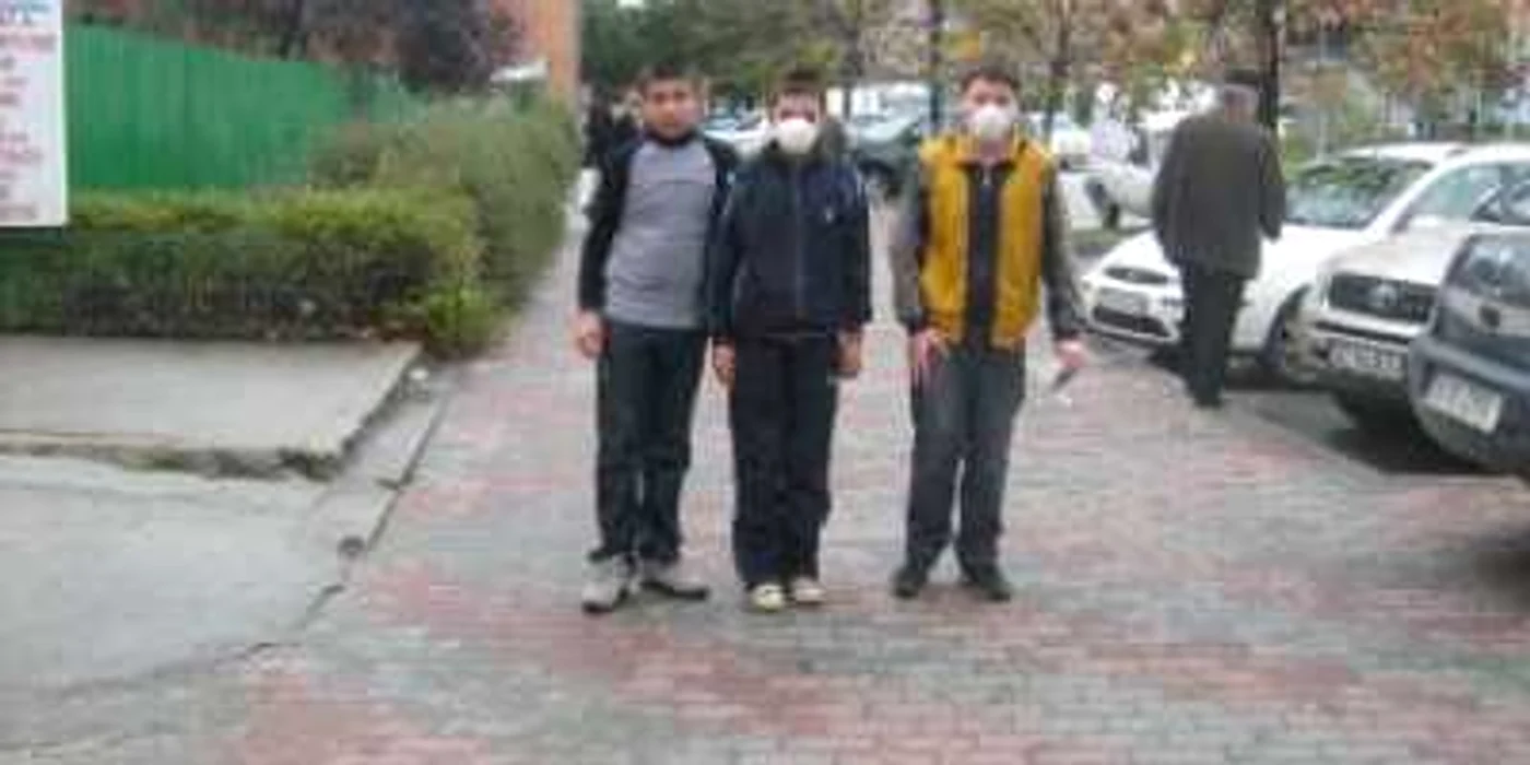 Slatina:Funcţionarii şi copiii şi-au pus măşti antigripă