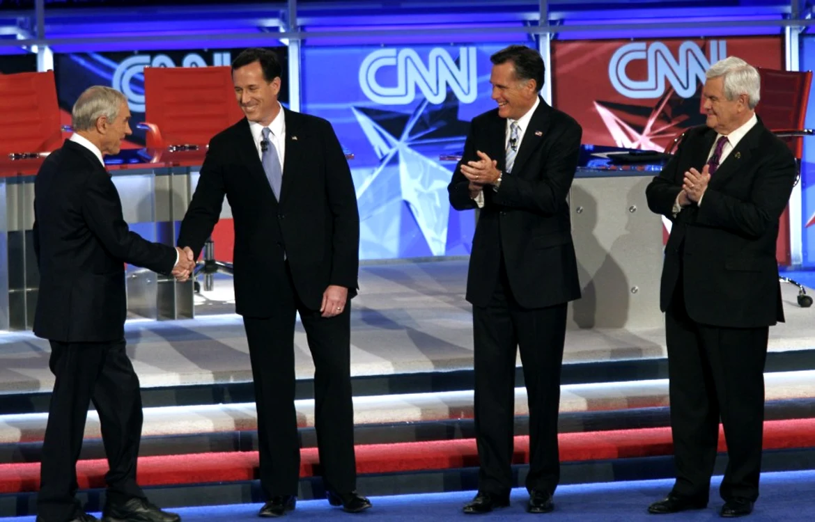 Ron Paul, Rick Santorum, Mitt Romney și Newt Gingrich, cei patru candidați republicani