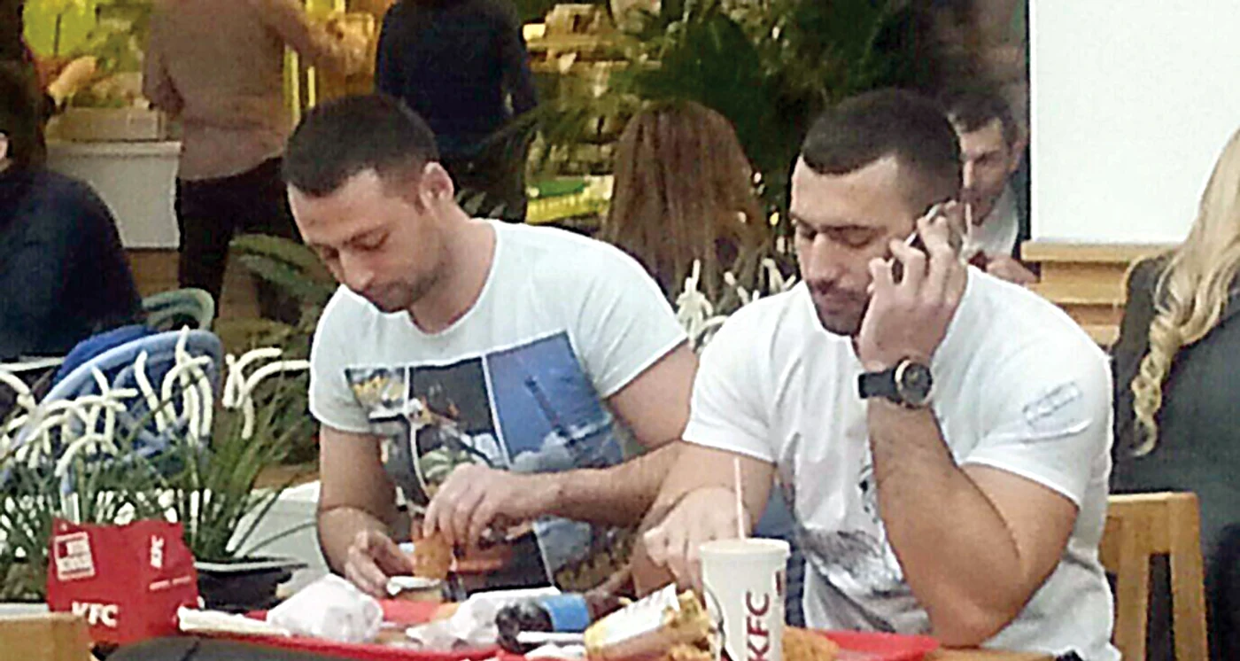 
    Stoica mănâncă la  fast-food alături de  prietenul său,  prezentatorul TV  Radu Tudor  