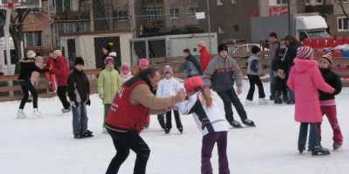 Concurs de patinaj în orășel