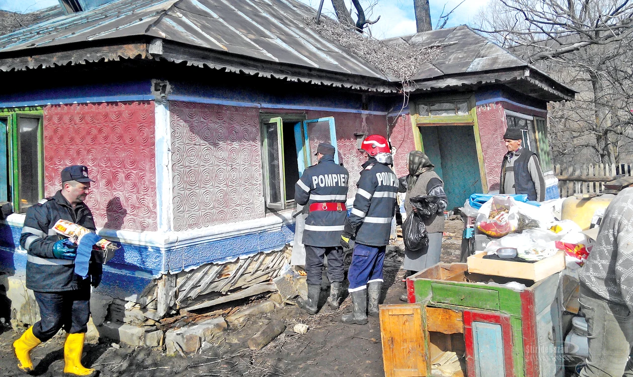 Zeci de săteni din Bisoca, Buzău, au fost evacuaţi din calea alunecărilor masive de terenFotografii: ştiridebuzău.ro