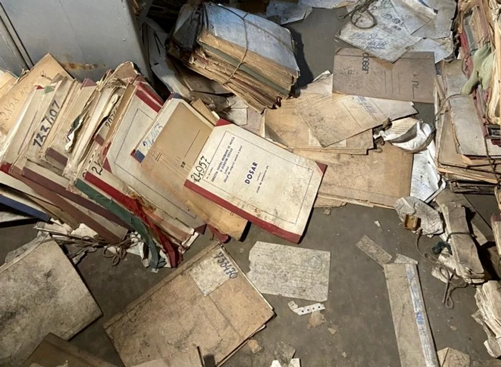 
    Dosarele de pensionare din arhiva Casei de Pensii București zăceau pe jos  