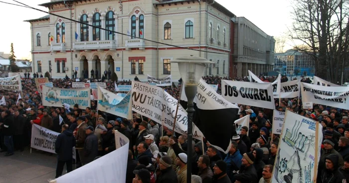 Aproximativ 3000 de protestatari au luat parte la mitingul din Piaţa Prefecturii