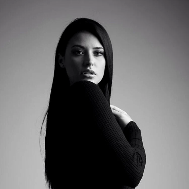 Antonia are numeroase contracte de pe urma cărora câştigă sume frumoase