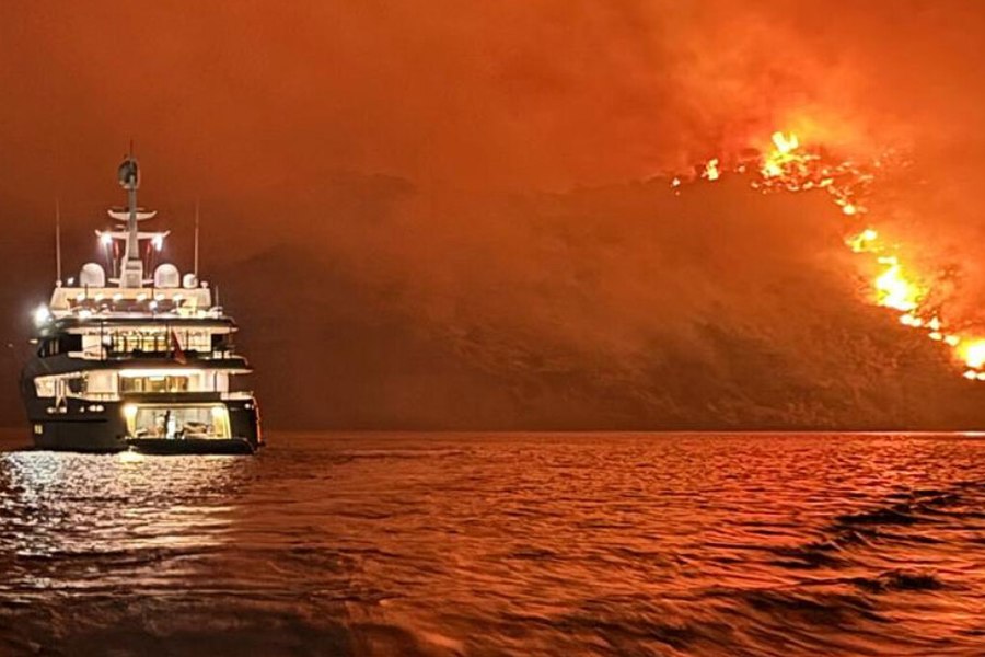Un incendiu pe insula Hydra provocat de focuri de artificii de pe un iaht produce indignare în Grecia