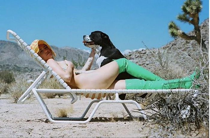 Miley Cyrus s-a forografiat dezbrăcată alături de câinele ei