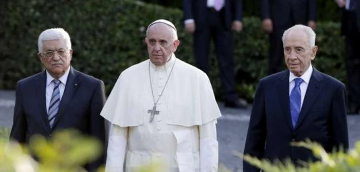 Preşedintele palestinian Mahmoud Abbas, Papa Francis şi preşedintele israelian Shimon Peres. FOTO: Reuters