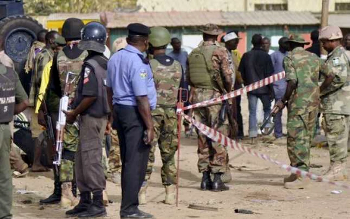 Politia nigeriana investigheaza locul unui atentat sinucigas FOTO militarytimes.com