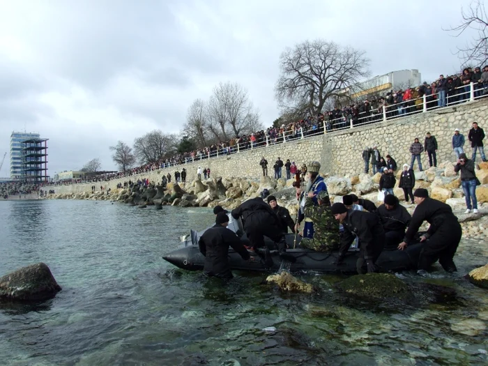 Slujba de Bobotează la Constanţa. Arhiepiscopul Tomisului iese pe mare pentru aruncarea crucii FOTO Sînziana Ionescu