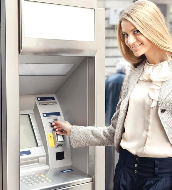 Pe ecranul ATM-ului va trebui să fie afișată suma exactă pe care o persoană o are de plătit pentru fiecare operațiune