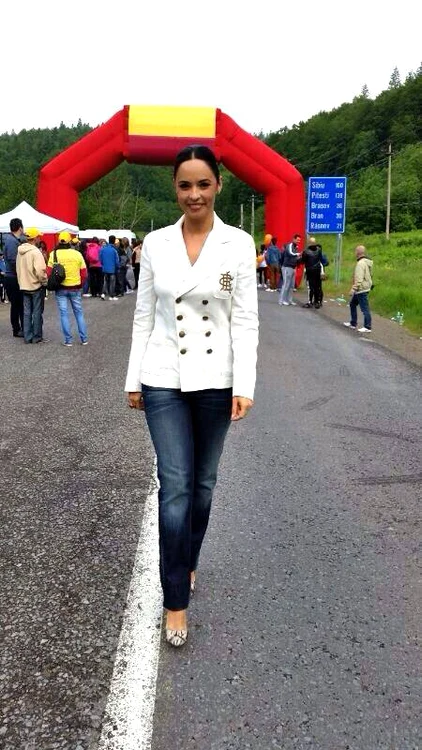 "Zâna" a venit la maraton cu tocuri cui şi sacou elegant