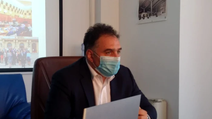 
    Directorul Aeroportului din Iași se afla într-o ședință atunci când a aflat că este infectat cu SARS-CoV-2  